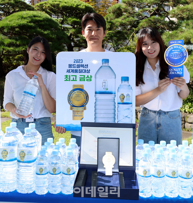 [포토]2023 몽드셀렉션 금상 수상한 동아오츠카 생수 '마신다'