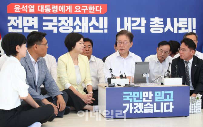 [포토]단식투쟁 8일째, '이정미 대표와 대화하는 이재명 대표'