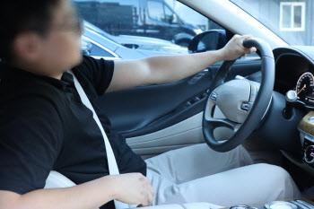운전 미숙한 20대, 렌터카 사고율 1위…안전과 건강 위해 올바른 운전 자세 필요