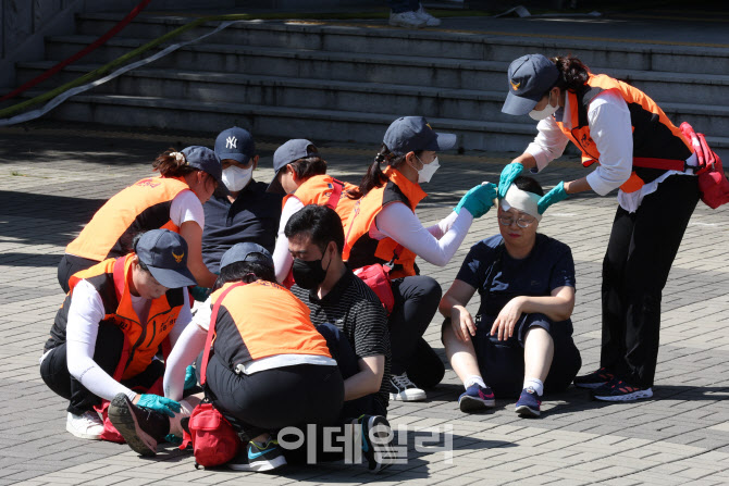 [포토]부상당한 시민에게 응급조치