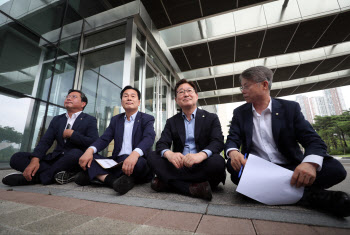 이화영 진술 번복…민주당 "이재명 향한 무도한 검찰 수사"