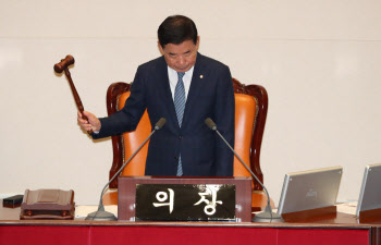 초등학교와 비교 당한 국회…고성과 막말만