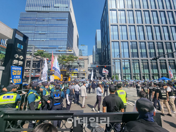 이재명 출석 수원지검 앞, 전보다 줄어든 찬반집회 인원