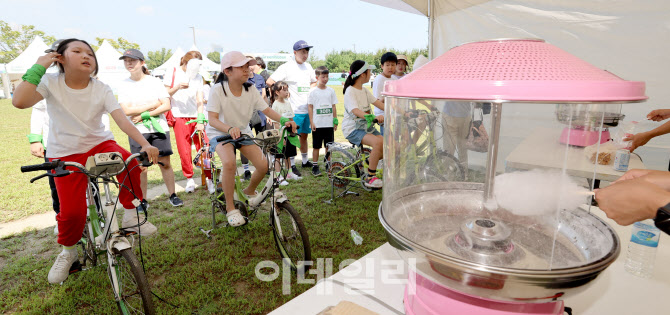 [포토]자전거 타며 만드는 솜사탕