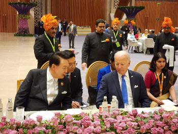 尹, G20 정상회의 갈라만찬 참석…바이든·마크롱 등 환담