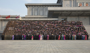 김정은, ‘9·9절’ 참가자들과 기념사진… “애국적 인민, 국력 중 국력”