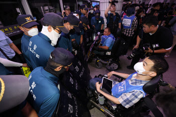 전장연, 월요일 출근길 지하철 시위 재개…13분 지연
