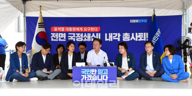 [포토]이재명 더불어민주당 대표 찾은 용혜인 기본소득당 대표
