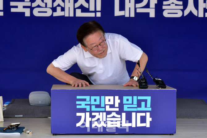 [포토]힘겹게 자리에 앉는 이재명 더불어민주당 대표
