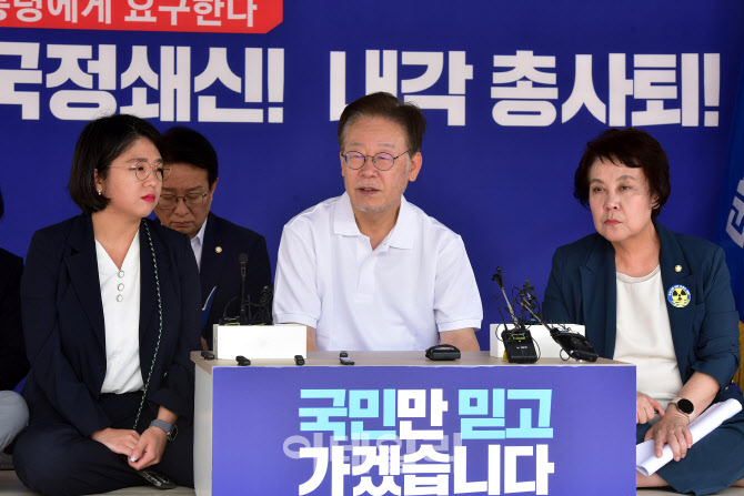 [포토]12일째 단식투쟁 이어가는 이재명 대표 찾은 용혜인 대표