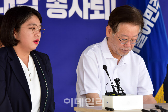 [포토]단식투쟁 이어가는 이재명 대표 찾은 용혜인 대표