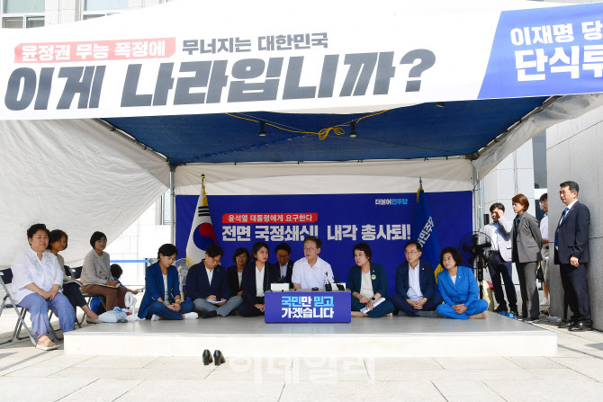 [포토]단식투쟁 이어가는 이재명 더불어민주당 대표 찾은 용혜인 기본소득당 대표