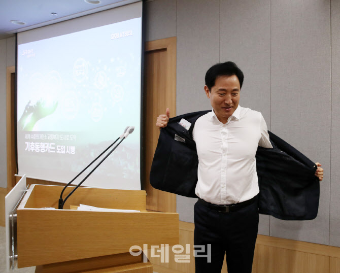 [포토] 자켓벗고 기자회견하는 오세훈 시장