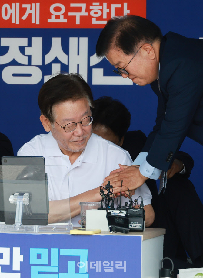[포토]이재명 대표 손 잡는 박병석 의원