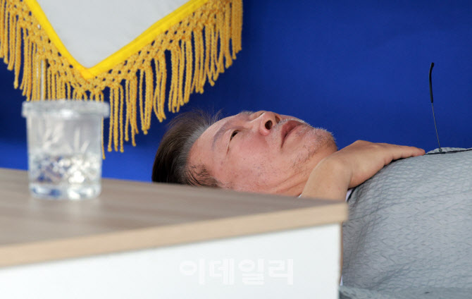 [포토]중진의원들과 면담 마친 뒤, 자리에 누운 이재명 더불어민주당 대표