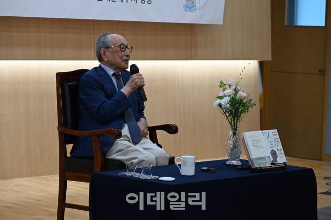 103세 김형석 교수 “내 나이 될 때까지 행복한 인생 살아주길”