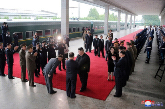 [속보]"푸틴, 보스토치니 우주기지로 이동…金 도착 기다려"