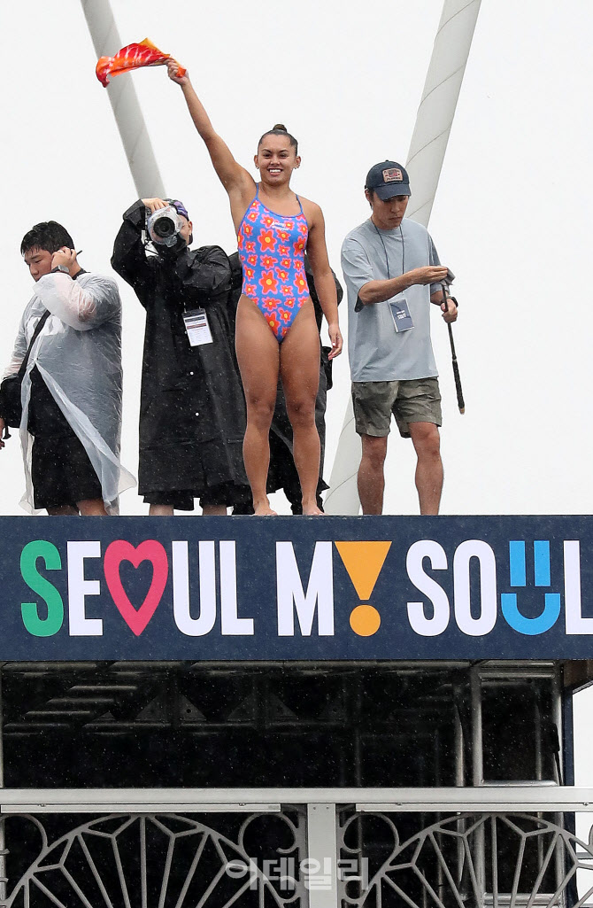 [포토]손 흔드는 레드불 소속 다이버 산티아 펜니시