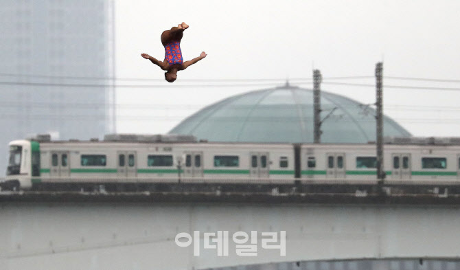 [포토]산티아 펜니시, 서울을 날다