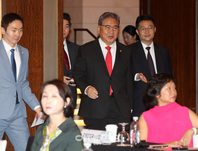 [포토] '북한인권' 포럼 참석하는 박진 외교장관