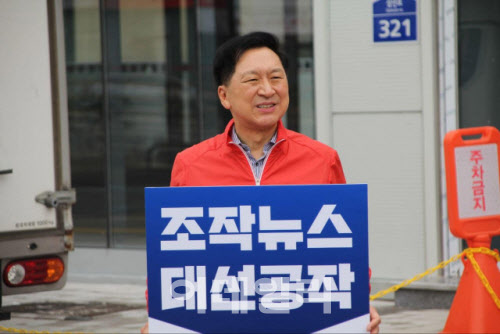 與 '허위 인터뷰·통계조작 의혹' 맹비난…김기현, 1인 시위