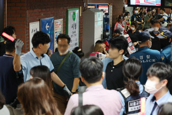 전장연, 2호선 지하철 시위…출근길 혼잡