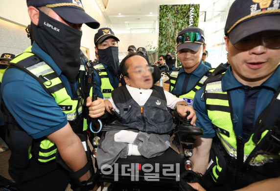 서울 장애인고용공단 점거한 전장연 활동가 27명 경찰 연행