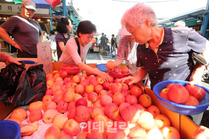 [포토]추석 앞두고 사과 세일에 몰린 소비자들