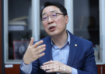 윤영찬 “SK-넷플릭스 합의는 첫걸음…빅테크 무임승차 제도 정비 나설 것”