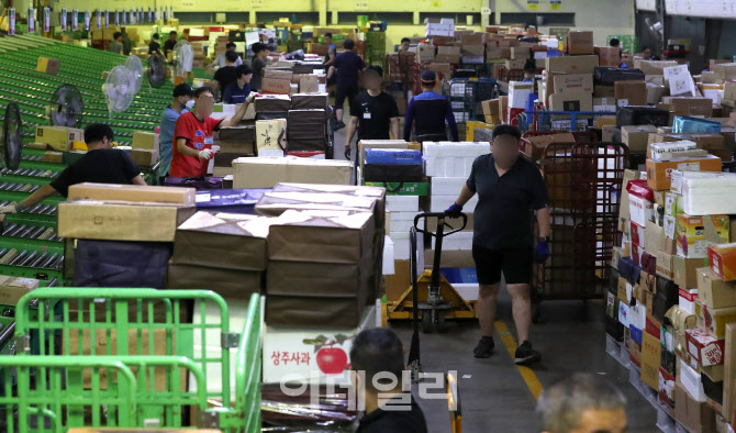 [포토]추석 명절 앞두고 전국 방방곡곡으로 출발하는 택배