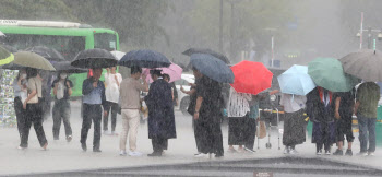 “출근길 우산 챙기세요”…미세먼지 ‘좋음’[오늘날씨]