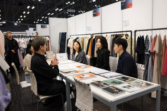김 여사, 뉴욕 패션박람회 찾아 “한국 디자이너들 세계에 진출하길”