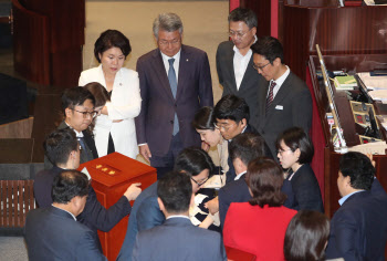 비명계 의원 '살인예고' 40대 검거…집에 소총·석궁 없었다