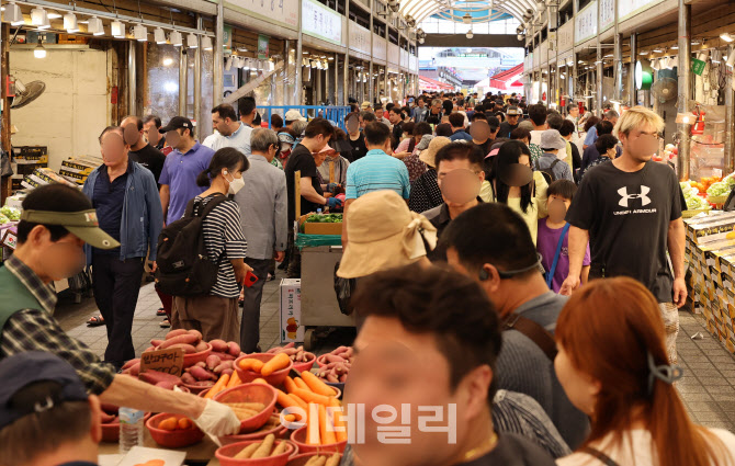 [포토]추석 앞두고 인파로 붐비는 경동시장
