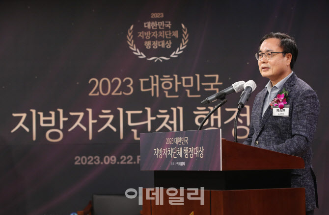 [포토]2023 대한민국 지방자치단체 행정대상, '심사평하는 명승환 심사위원장'