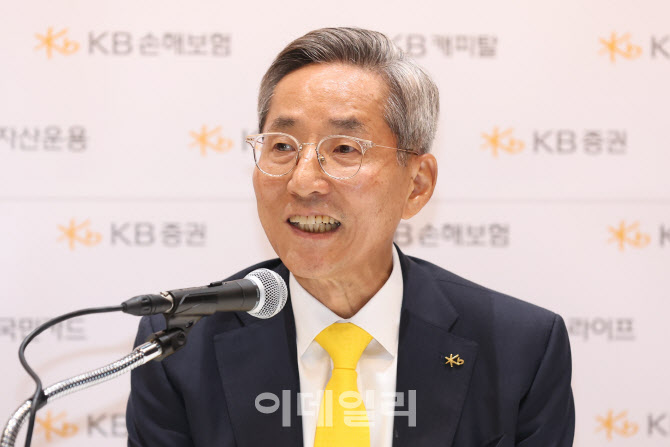 [포토]윤종규 KB금융지주 회장, 기자간담회 인사말