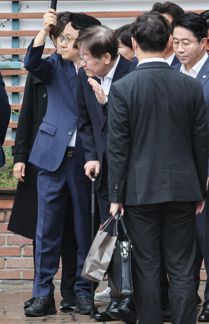 [포토] 병원 나서는 이재명 대표