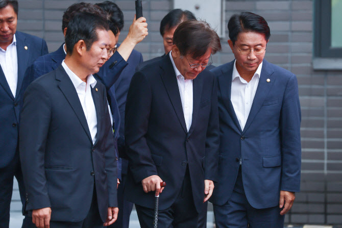 [포토] 녹색병원 떠나는 이재명 대표