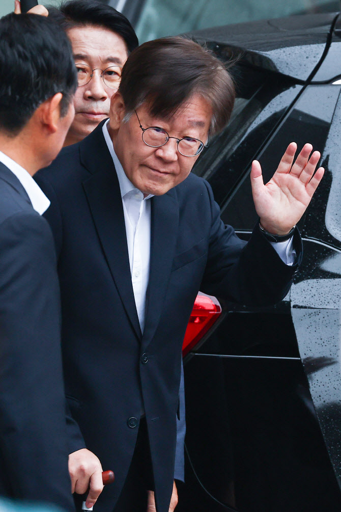 [포토] 손 흔드는 이재명 대표