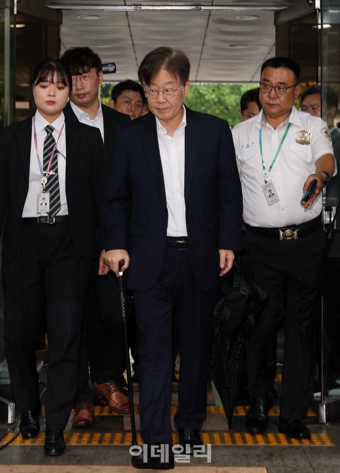 [포토]법원 들어서는 이재명 더불어민주당 대표