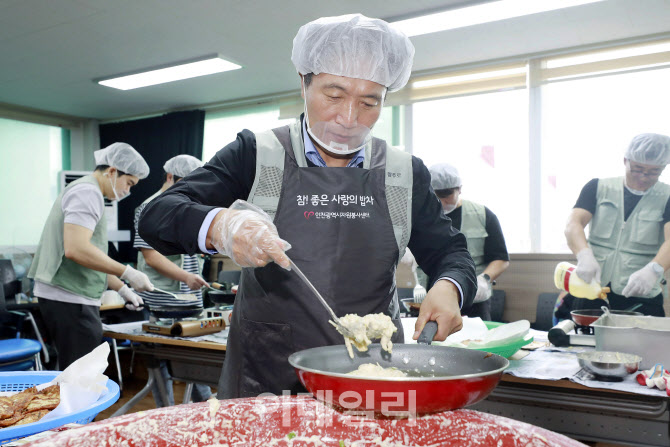 [포토]추석맞이 무료급식 봉사활동하는 이학재 인천국제공항공사 사장