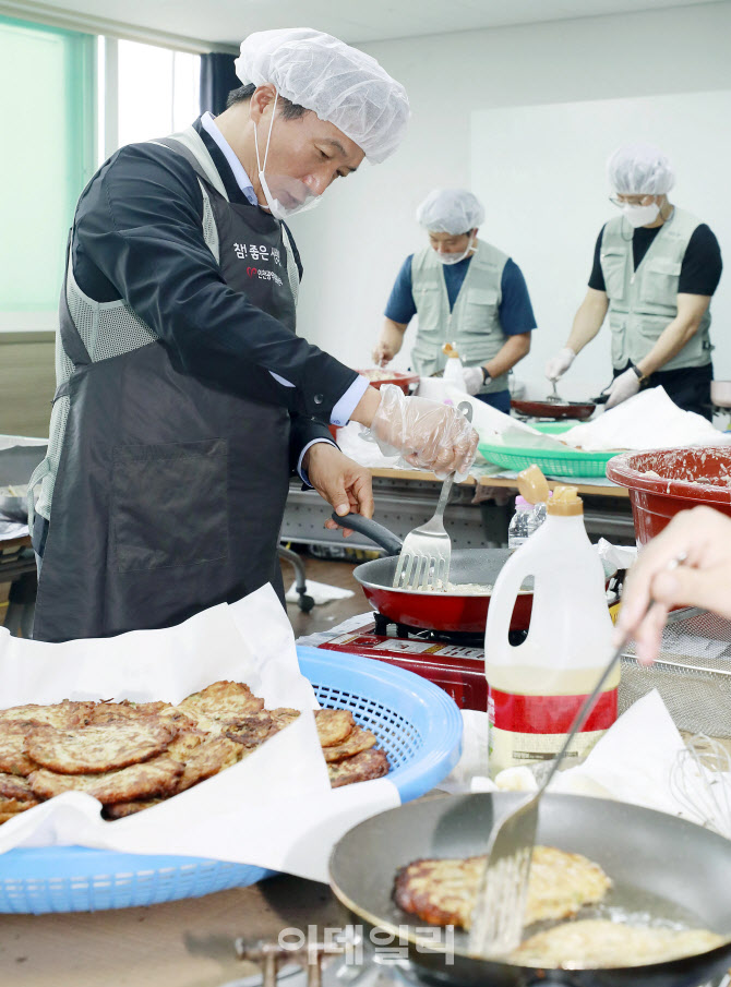 [포토]추석맞이 봉사활동하는 이학재 인천국제공항공사 사장