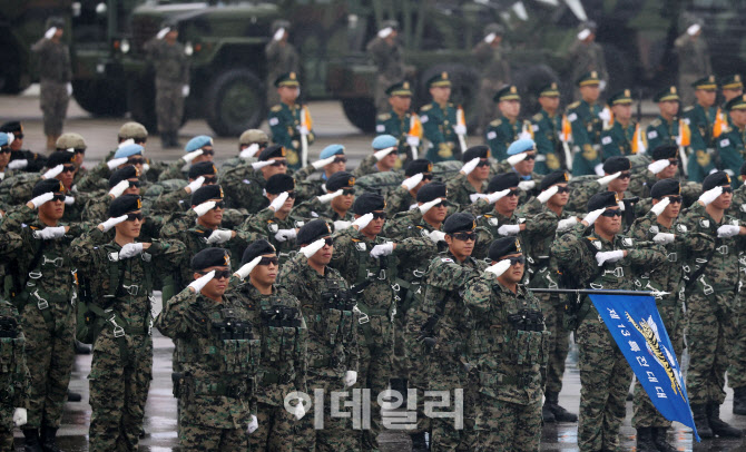 [포토]경례하는 장병들