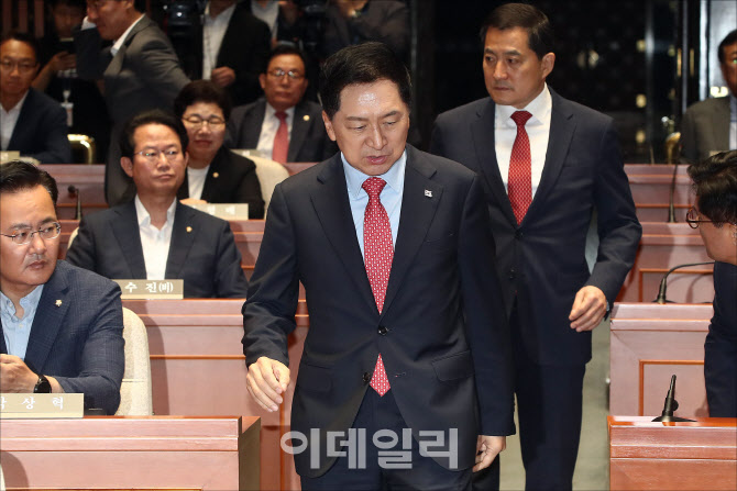 [포토]국민의힘 '긴급 의총' 들어서는 김기현 대표