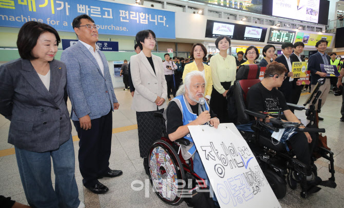 [포토]장애인 이동권 권리 보장 촉구 기자회견 동참한 정의당