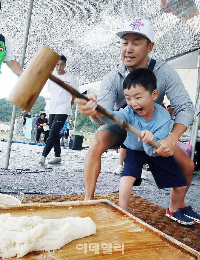 [포토]아빠와 함께 떡메치기