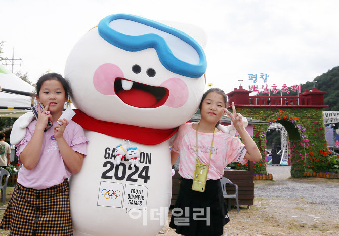 [포토]2024강원청소년동계올림픽 마스코트 뭉초와 함께