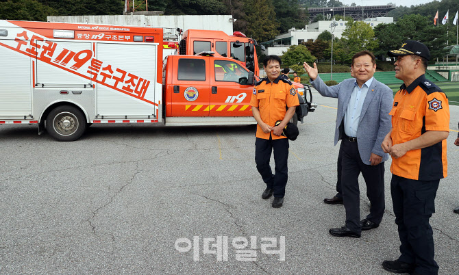 [포토]119특수구조대원들과 이야기 나누는 이상민 행안부 장관