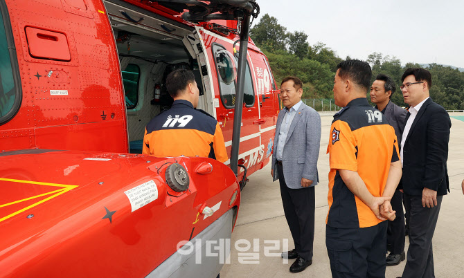 [포토]소방헬기 살펴보는 이상민 행안부 장관