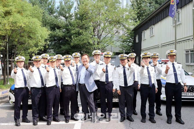 [포토]고속도로순찰대원들과 기념촬영하는 이상민 장관